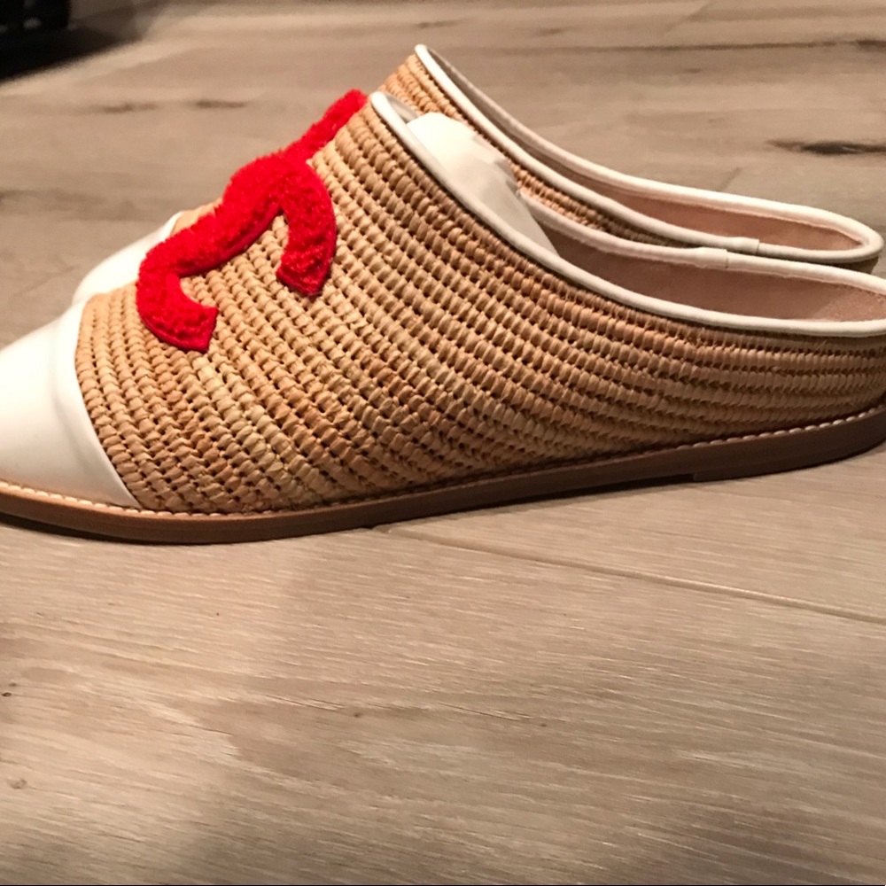 CHANEL Tan Raffia Espadrille Flats with Red Logo and White Cap Toe - Picture 4 of 5